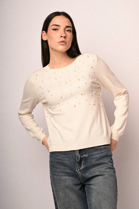 Jersey blanco con perlas decorativas, cuello redondo y mangas largas