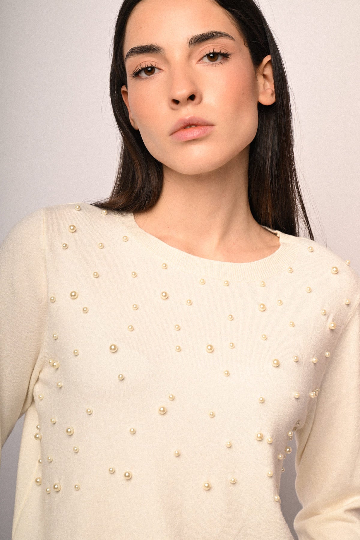 Jersey blanco con perlas doradas decorativas por todo el frente