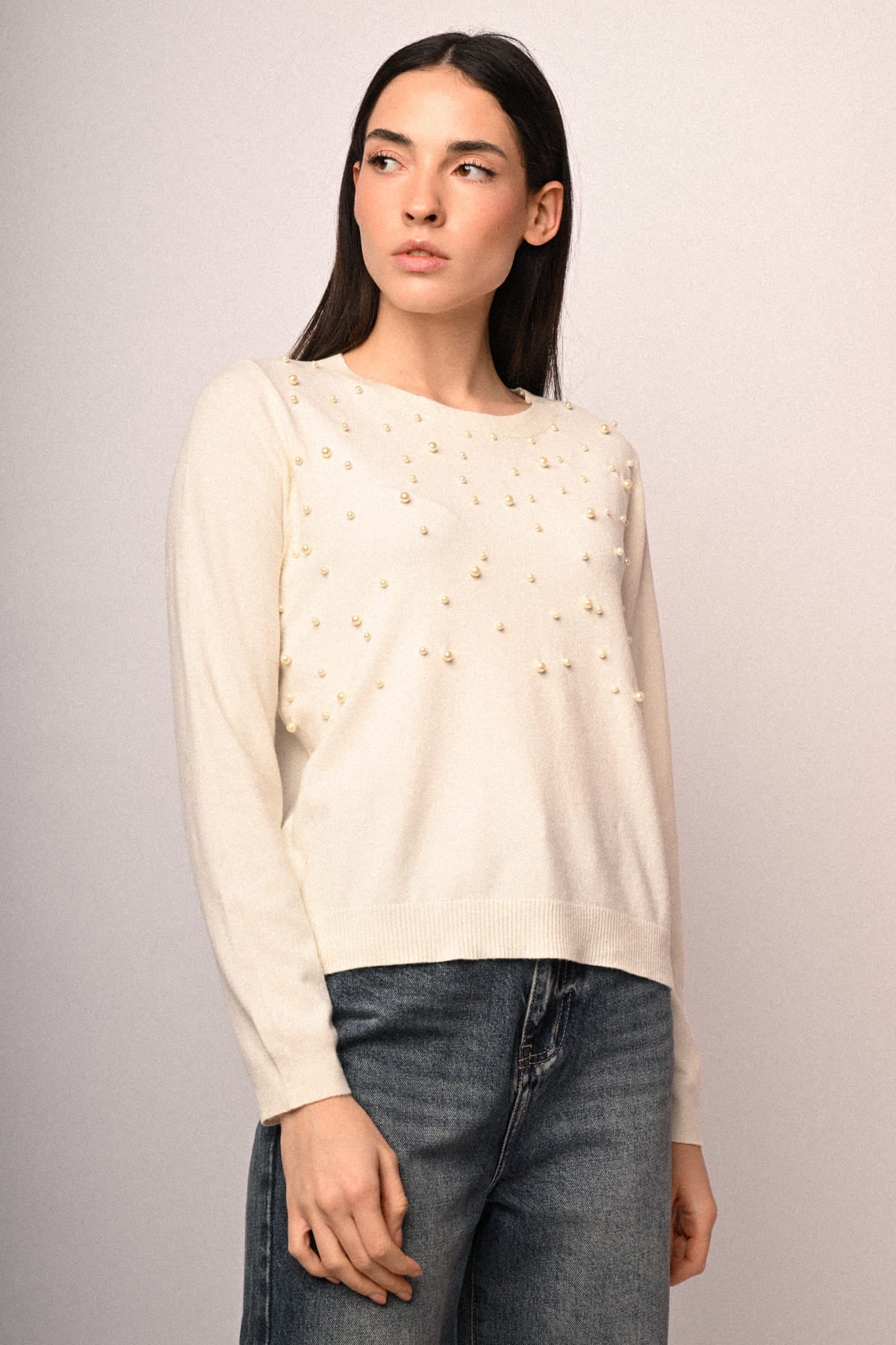 Jersey blanco con perlas decorativas y cuello redondo, manga larga