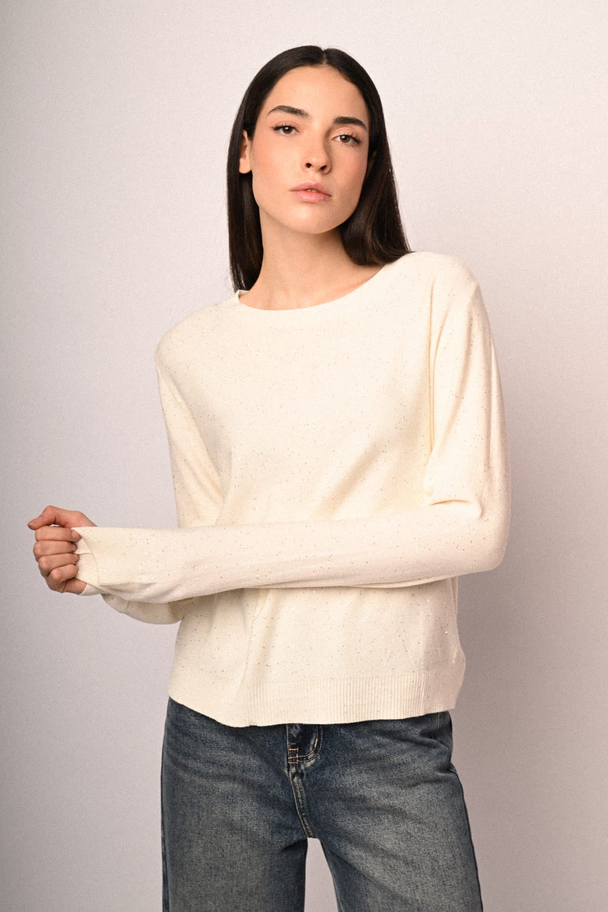 Jersey marfil de manga larga con mini lentejuelas, cuello redondo, corte ajustado
