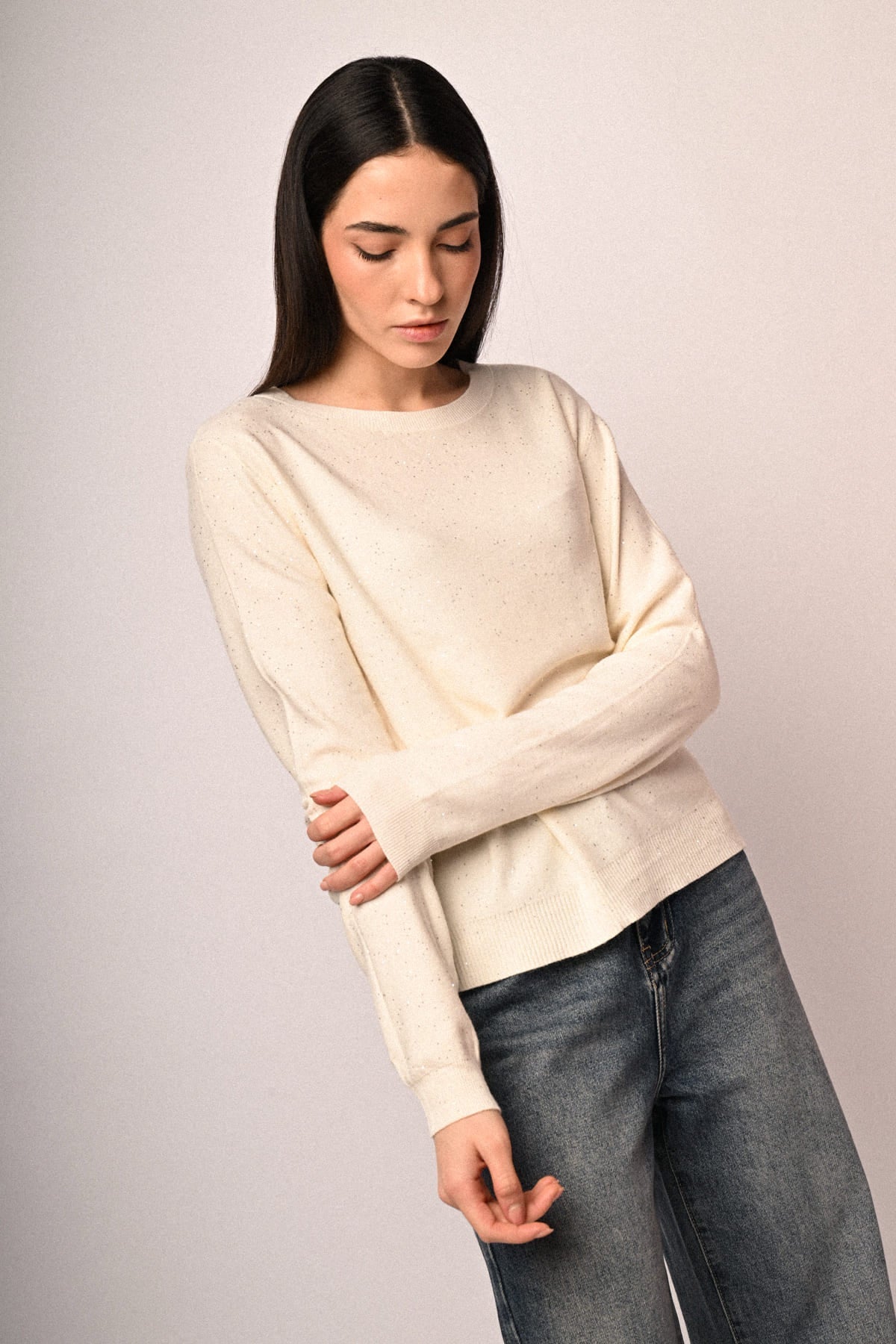 Jersey marfil con mini lentejuelas, manga larga y puños elásticos, vista lateral