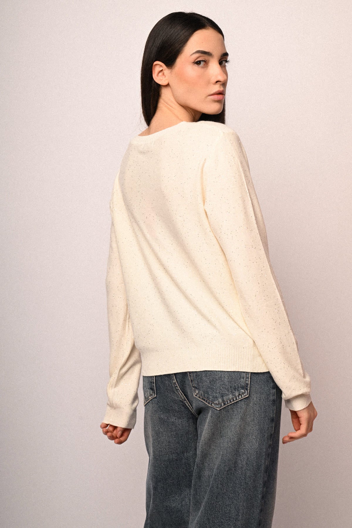Jersey marfil con mini lentejuelas, espalda y mangas largas, cuello redondo