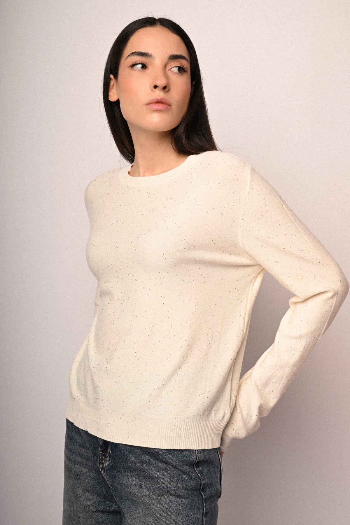 Jersey marfil con mini lentejuelas, cuello redondo y mangas largas, vista frontal