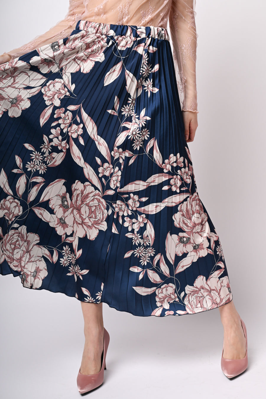 Falda midi plisada azul con estampado floral rosa y blanco, detalle de pliegues