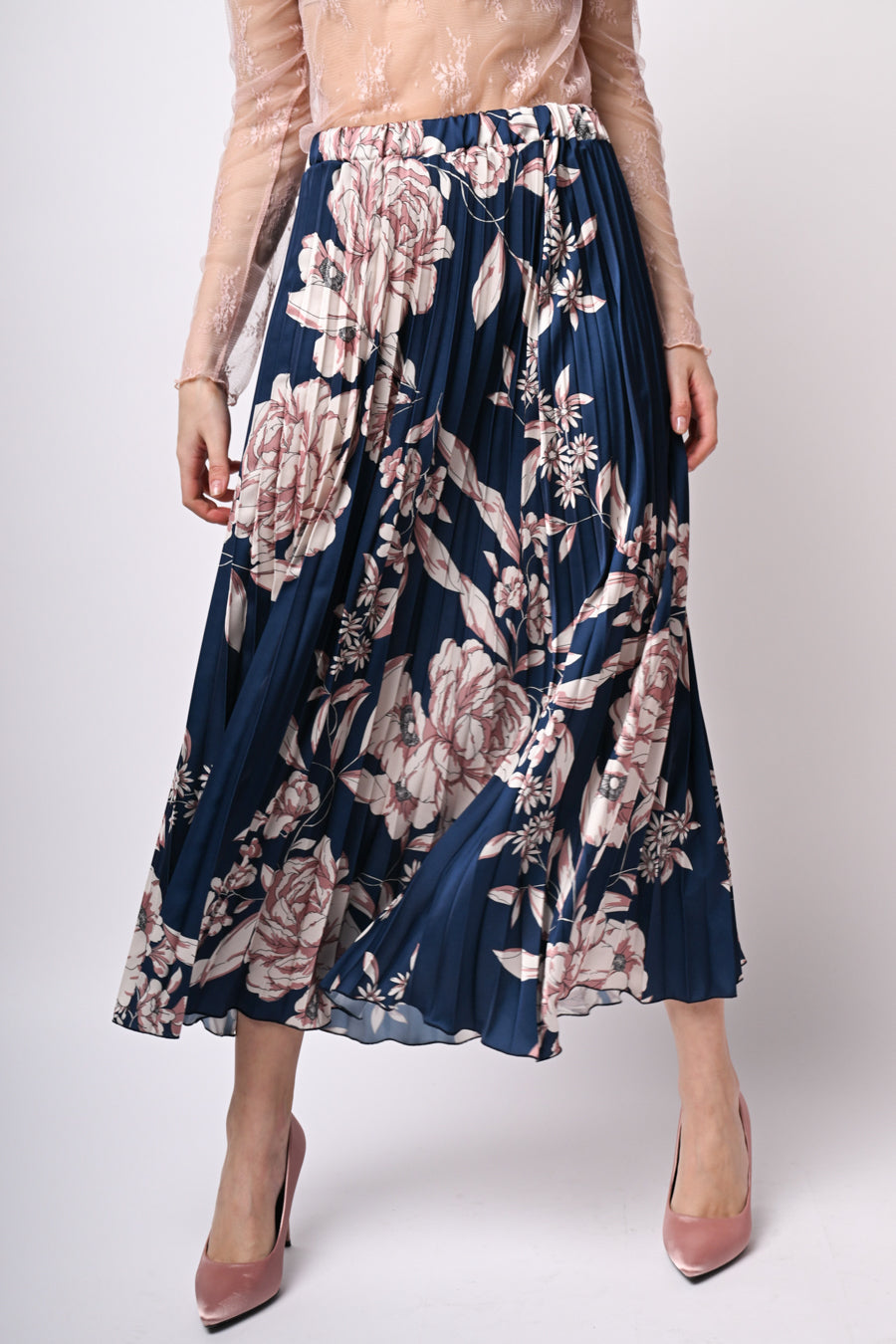 Falda midi plisada azul con flores grandes, cintura fruncida y caída amplia