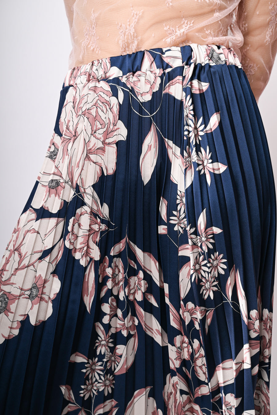 Falda midi plisada azul con estampado floral rosa, cintura elástica fruncida