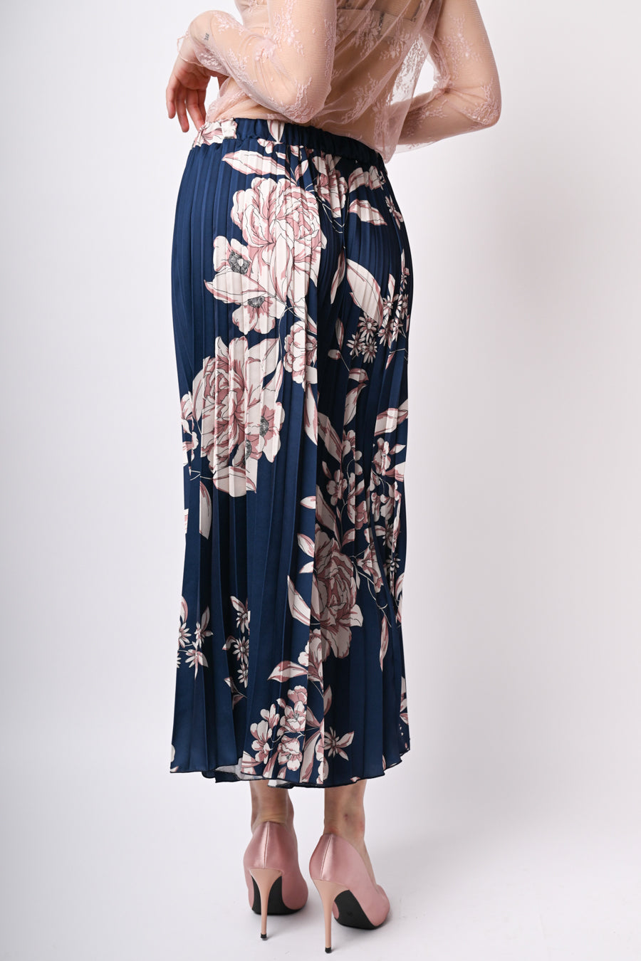 Falda midi plisada azul con estampado floral grande en rosa, dobladillo amplio