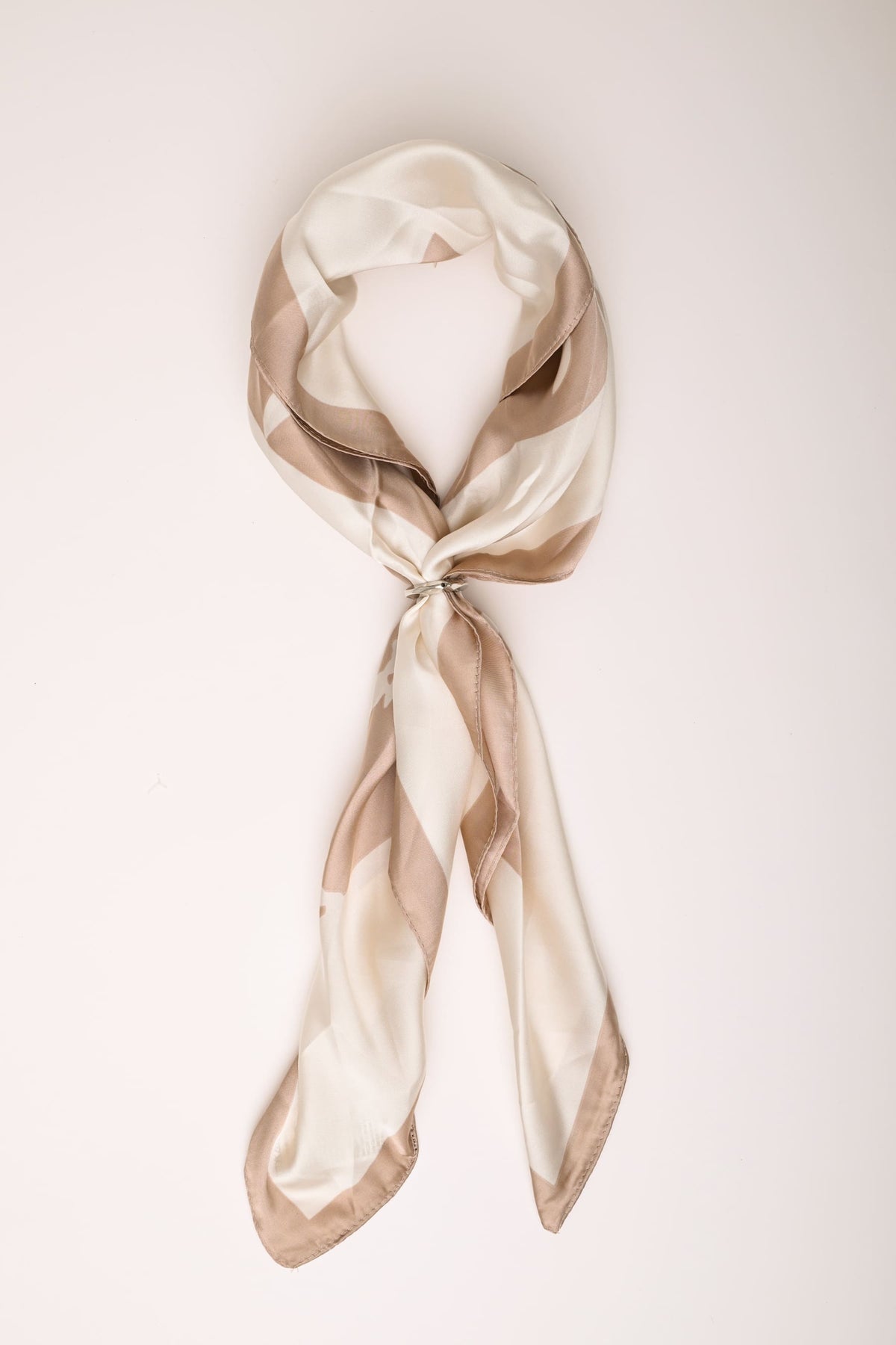 Pañuelo de seda con estampado floral beige, anudado al centro