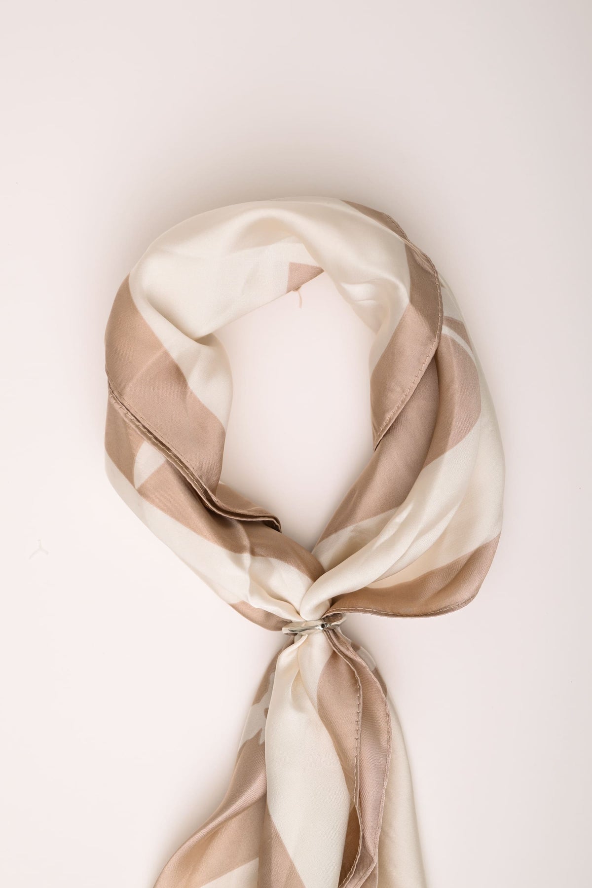 Pañuelo estampado floral beige, lazo pequeño en el centro