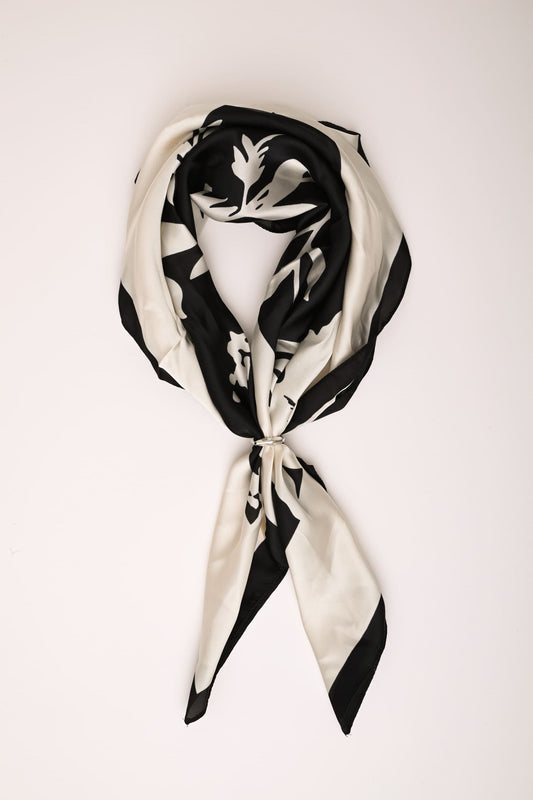 Pañuelo de seda con estampado floral en blanco y negro, anudado al centro