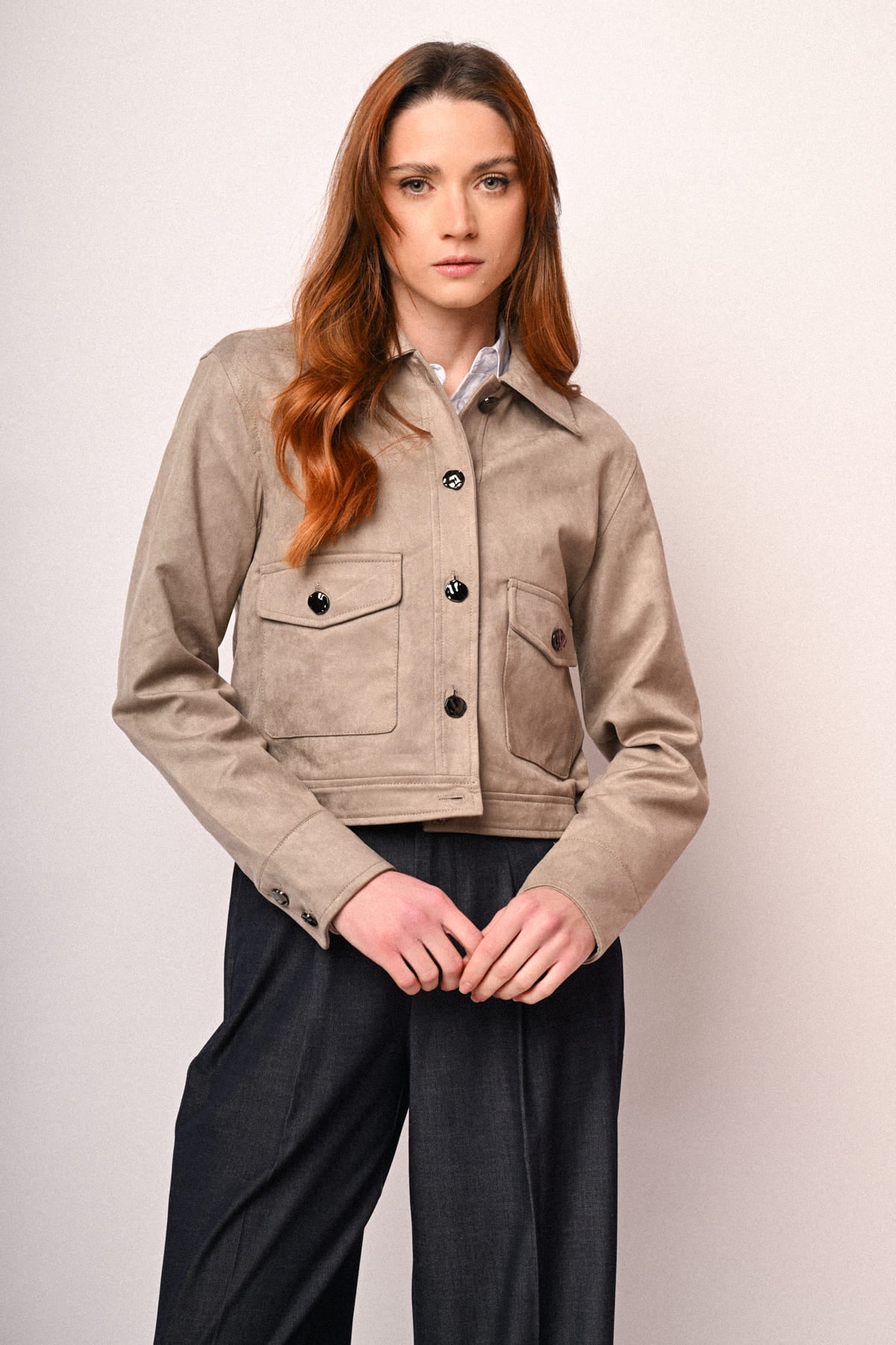 Chaqueta de ante sintético gris con cuello solapa, botones y bolsillos delanteros