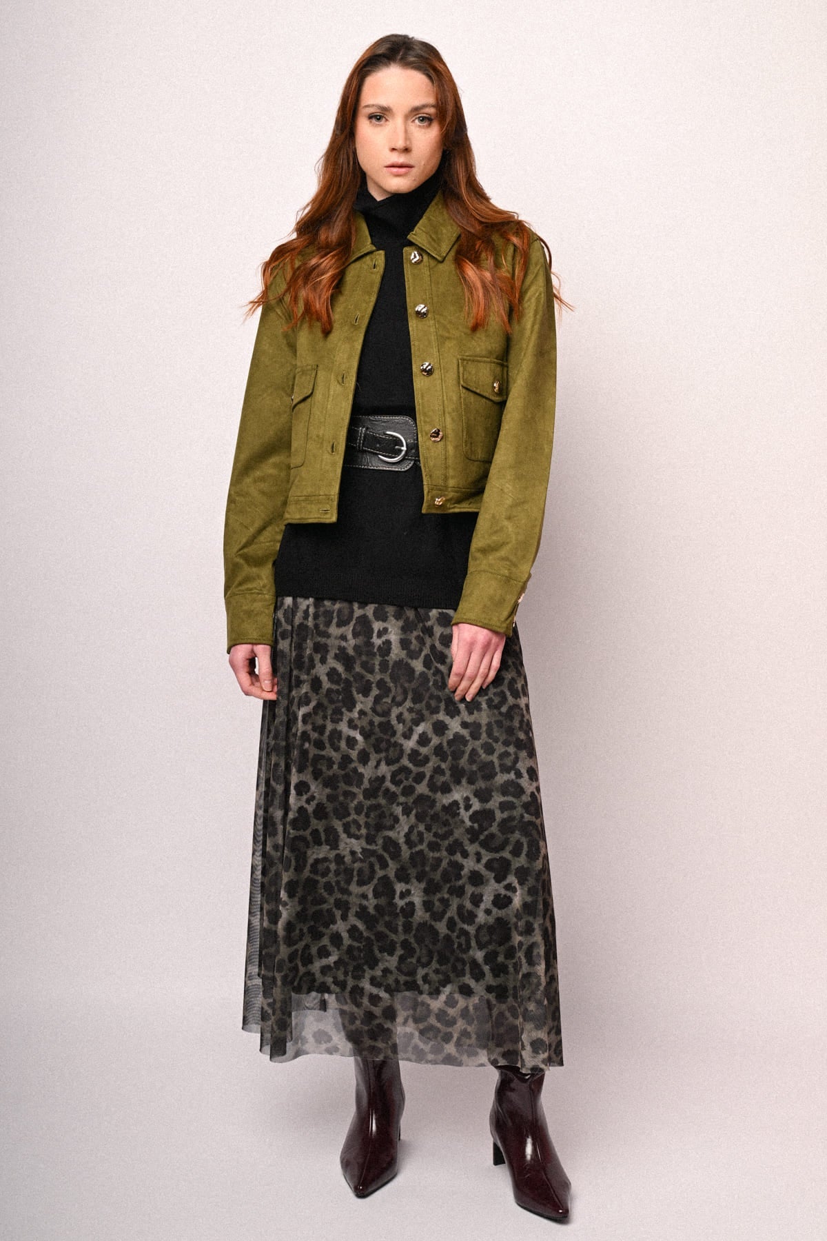 Chaqueta de ante sintético verde oliva con cierre de botones y bolsillos delanteros.