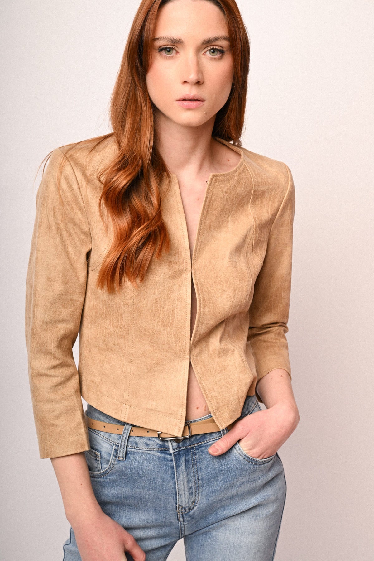 Chaqueta crop de polipiel beige con cierre frontal y cuello alto