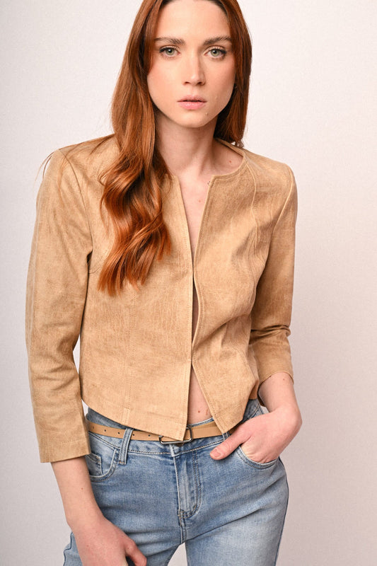 Chaqueta crop de polipiel beige con cierre frontal y cuello alto