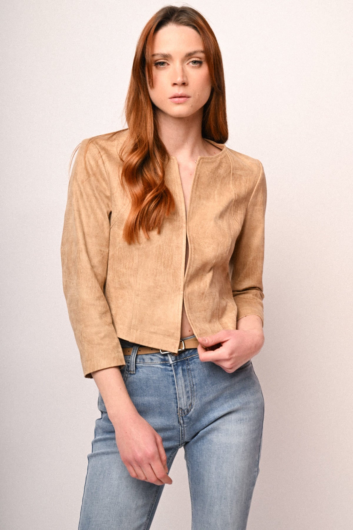 Chaqueta crop de polipiel beige con manga tres cuartos y cierre frontal