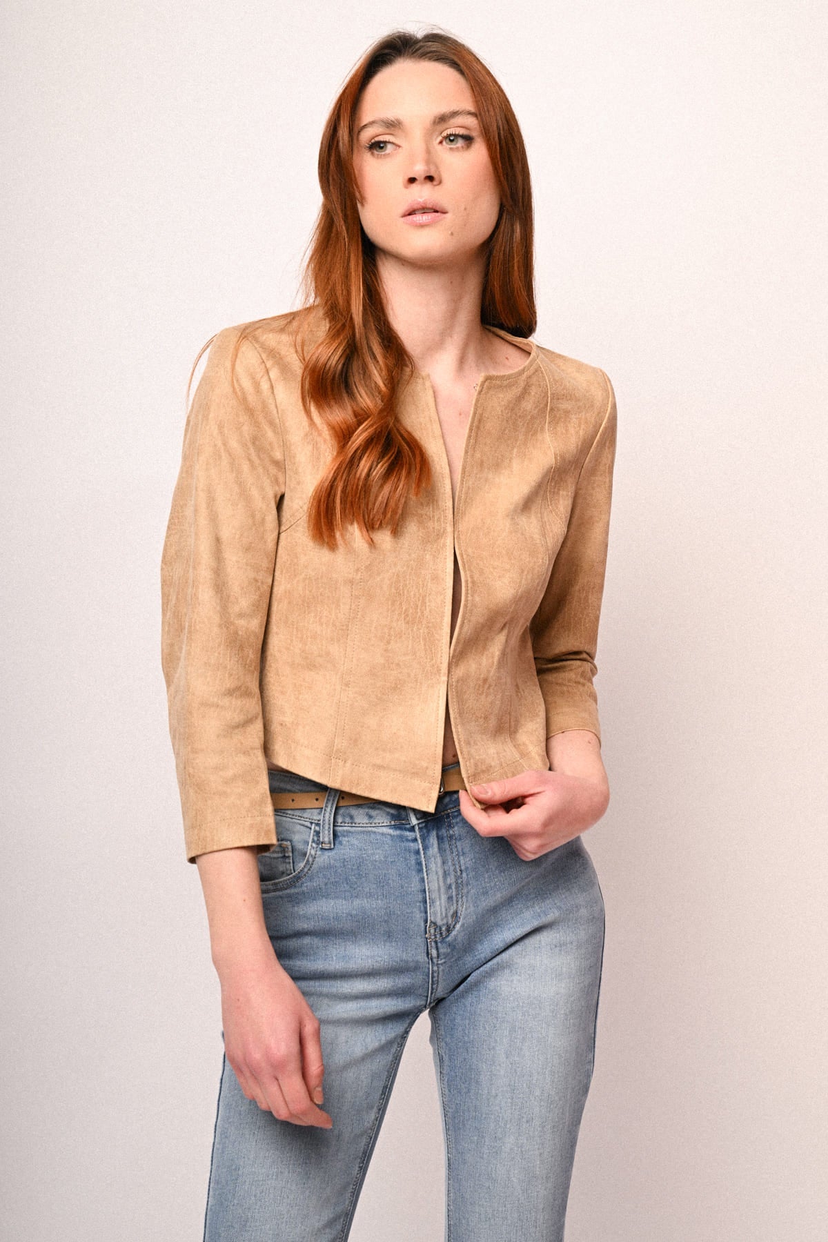 Chaqueta crop de polipiel beige con cierre delantero y bolsillos laterales