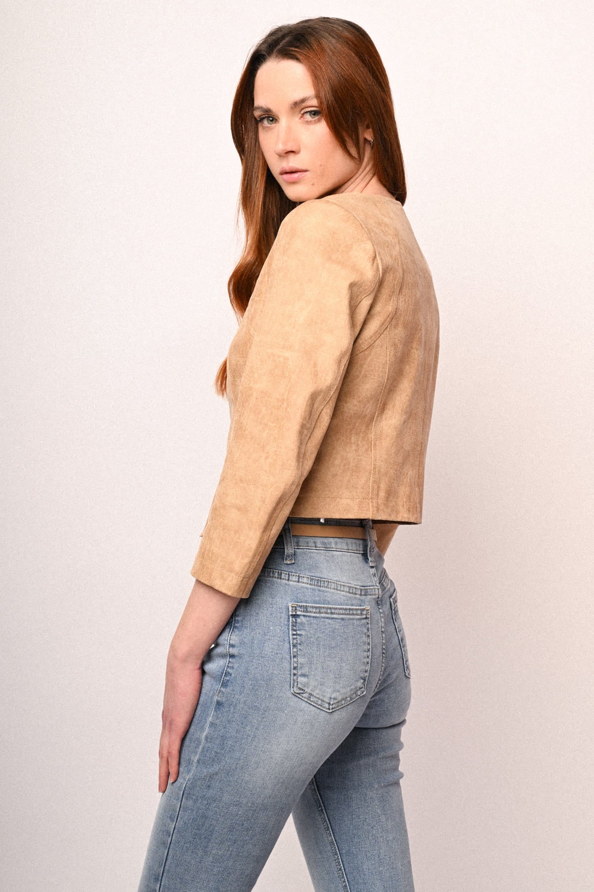 Chaqueta crop de polipiel beige, vista trasera con manga larga y dobladillo corto
