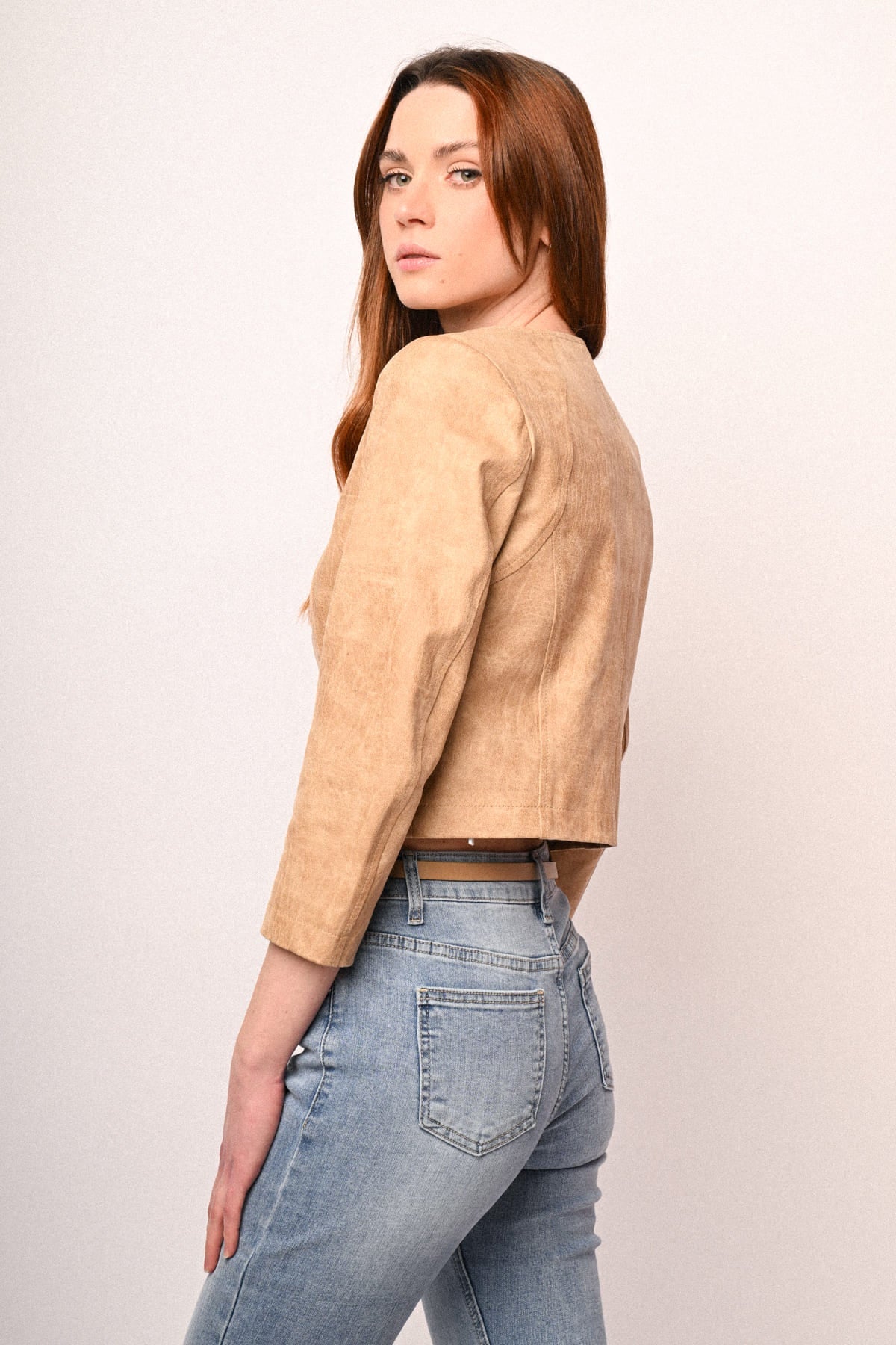 Chaqueta crop de polipiel beige, vista lateral con cierre delantero