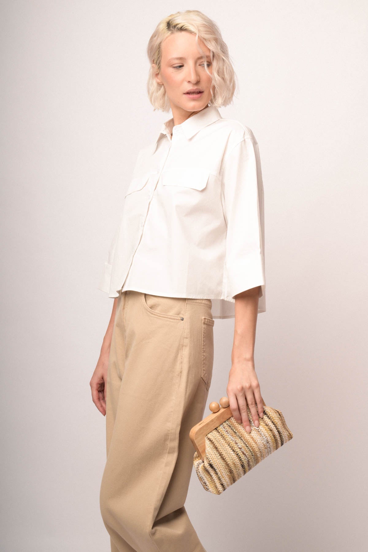 Camisa blanca de algodón tipo boxy y crop con botones y cuello camisero