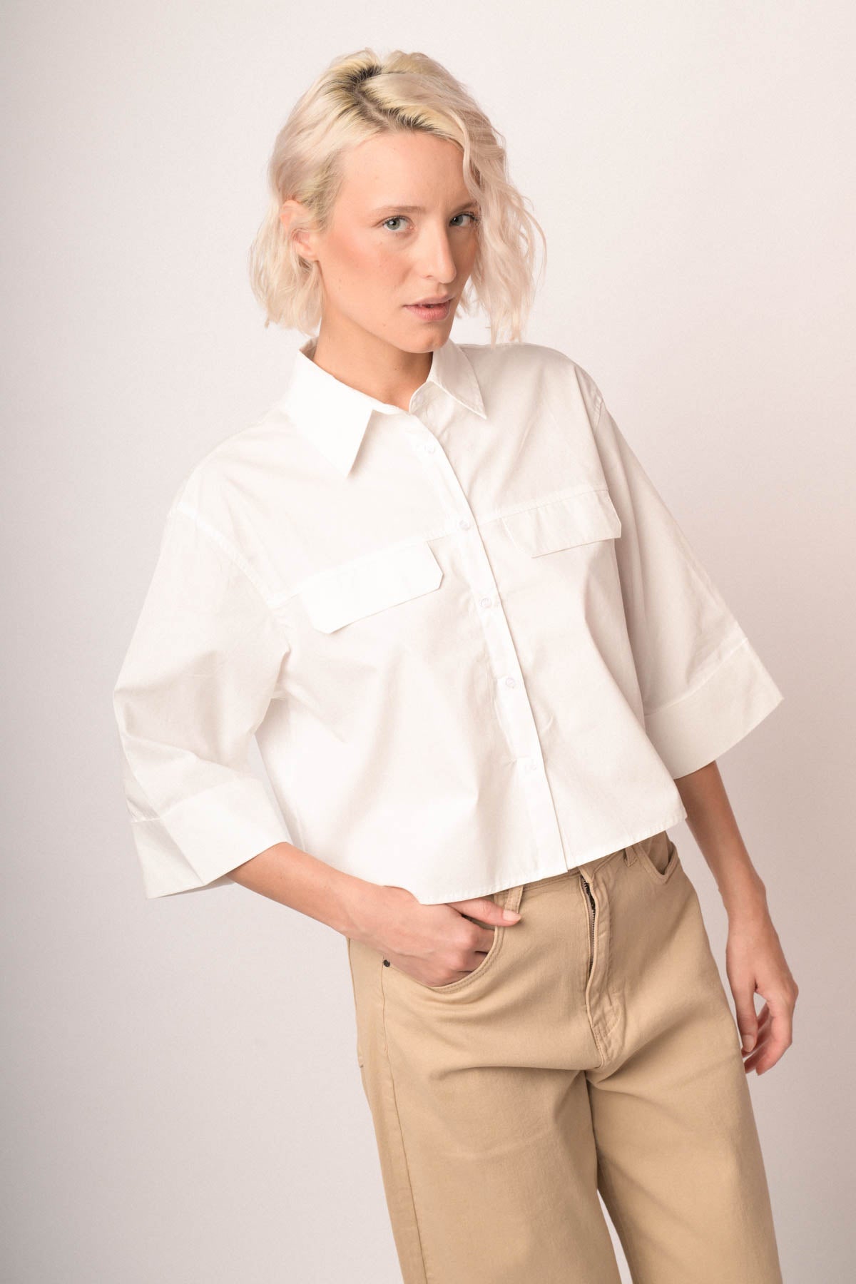 Camisa blanca crop boxy de algodón con cuello camisero, bolsillos y botones