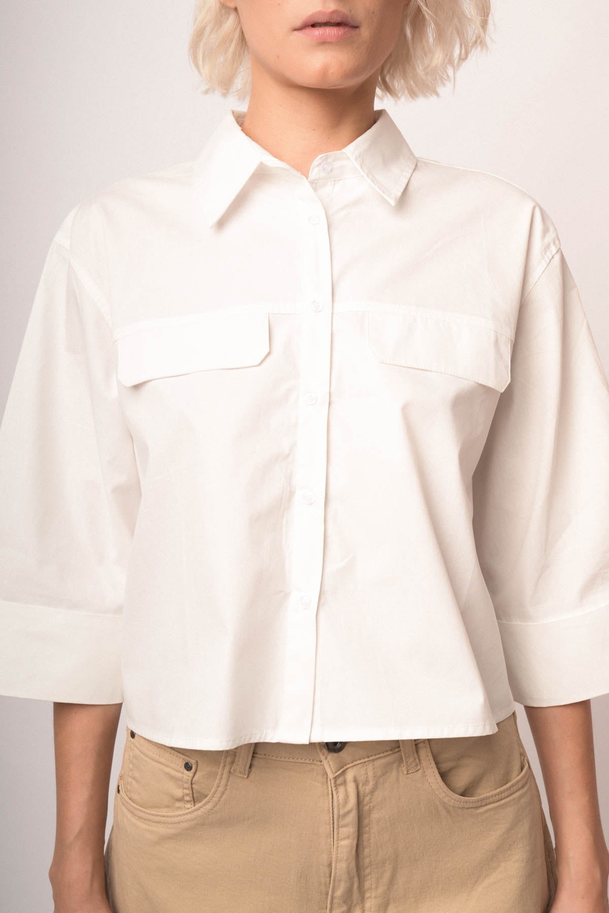 Camisa blanca de algodón crop boxy con bolsillos frontales y botones