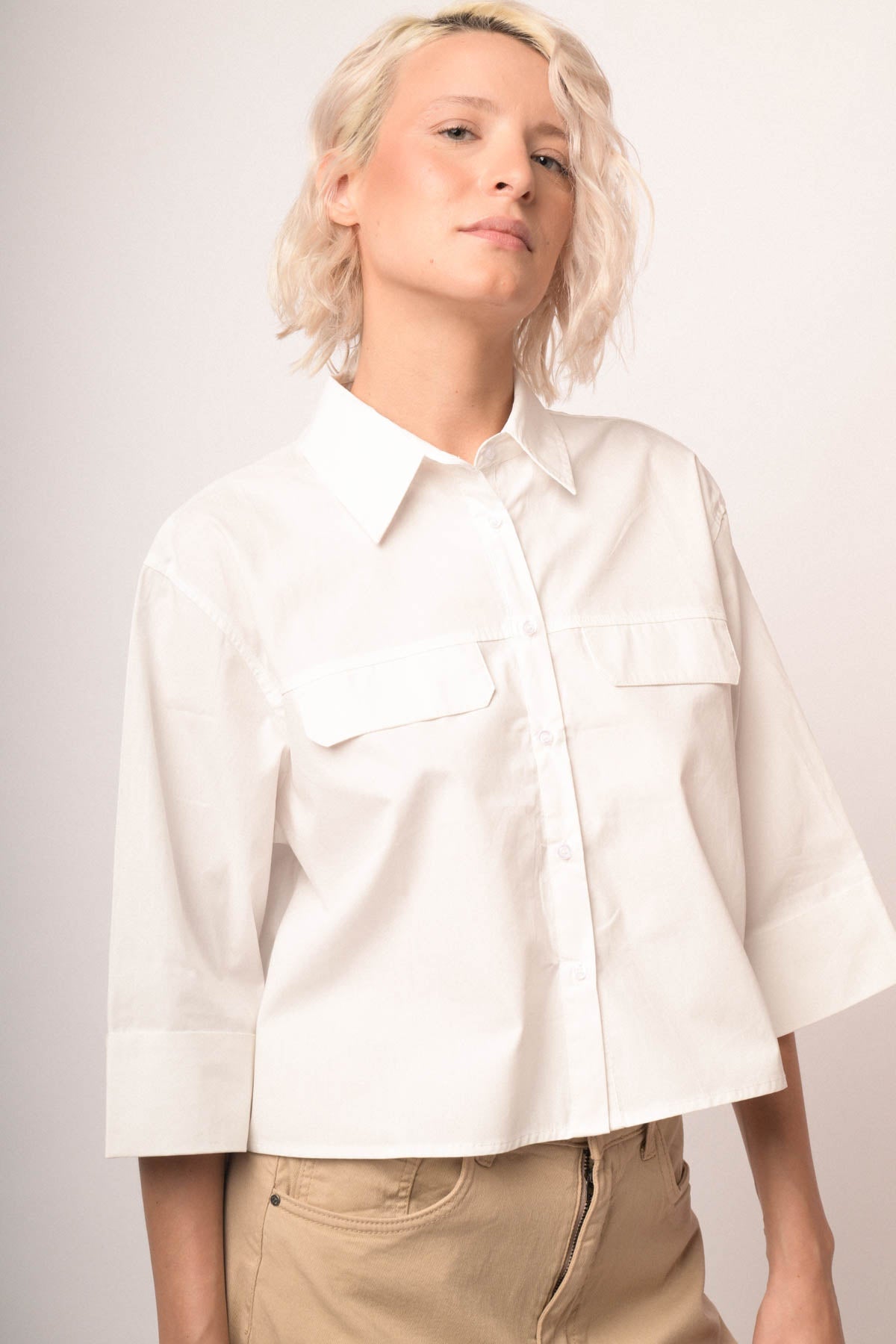 Camisa blanca crop boxy de algodón con botones, cuello y bolsillos al pecho
