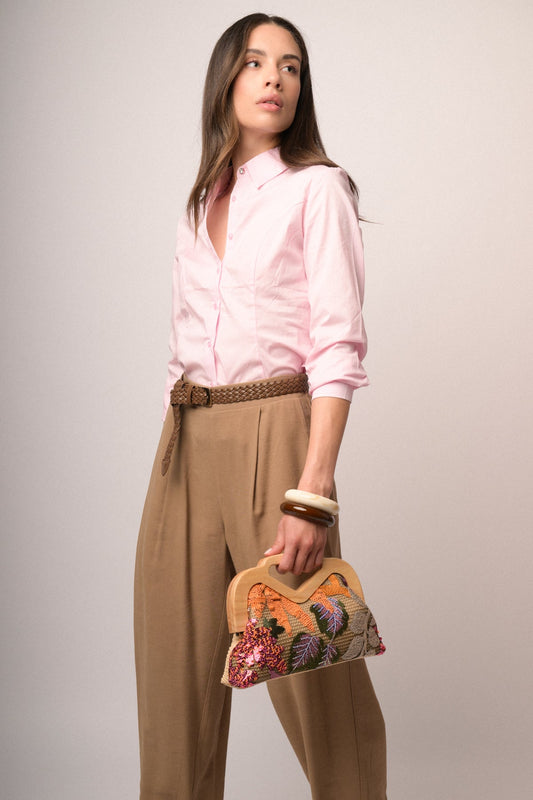 Camisa rosa con botones y detalles de strass en el cuello