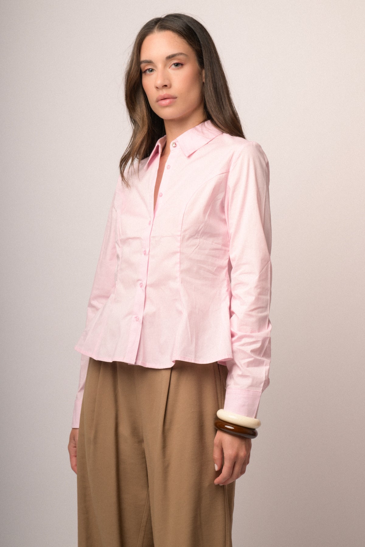Camisa rosa de botones con puños abotonados y corte entallado