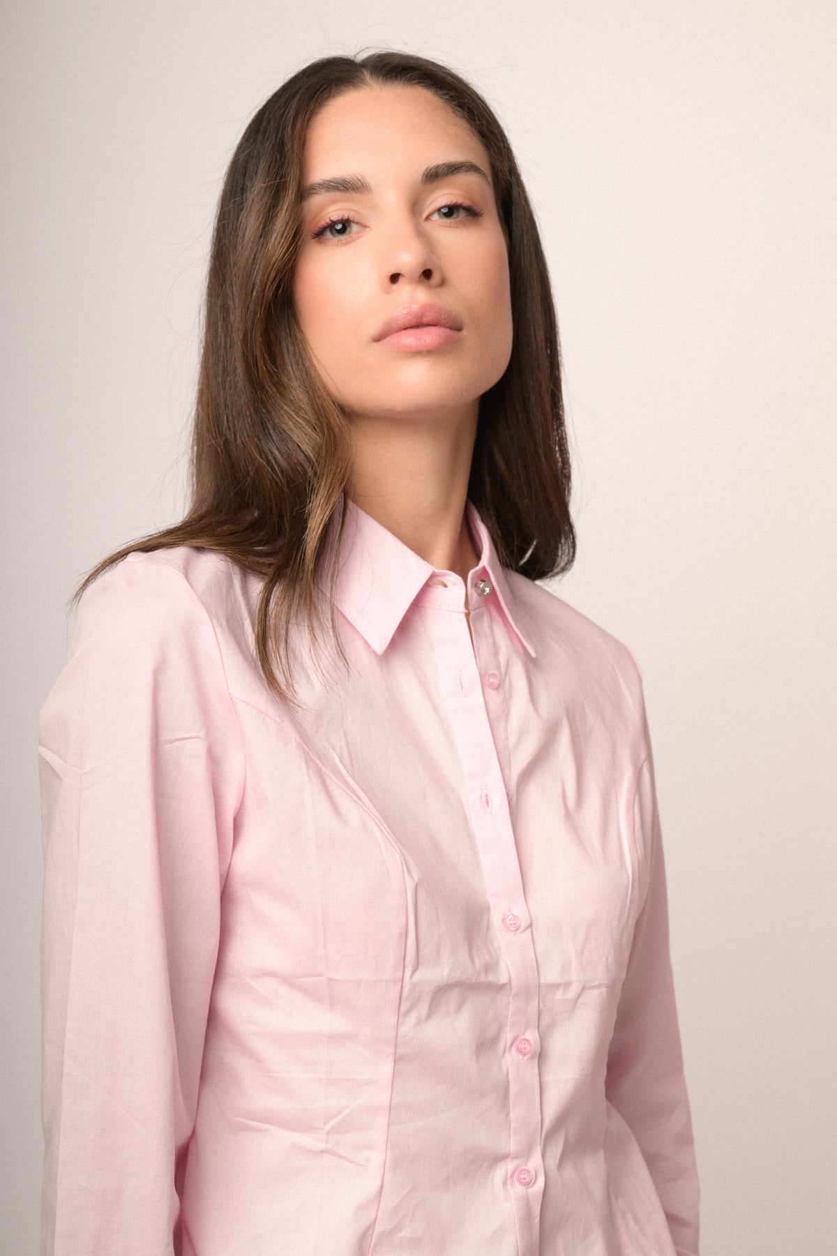 Camisa rosa con botones y cuello con detalle de strass