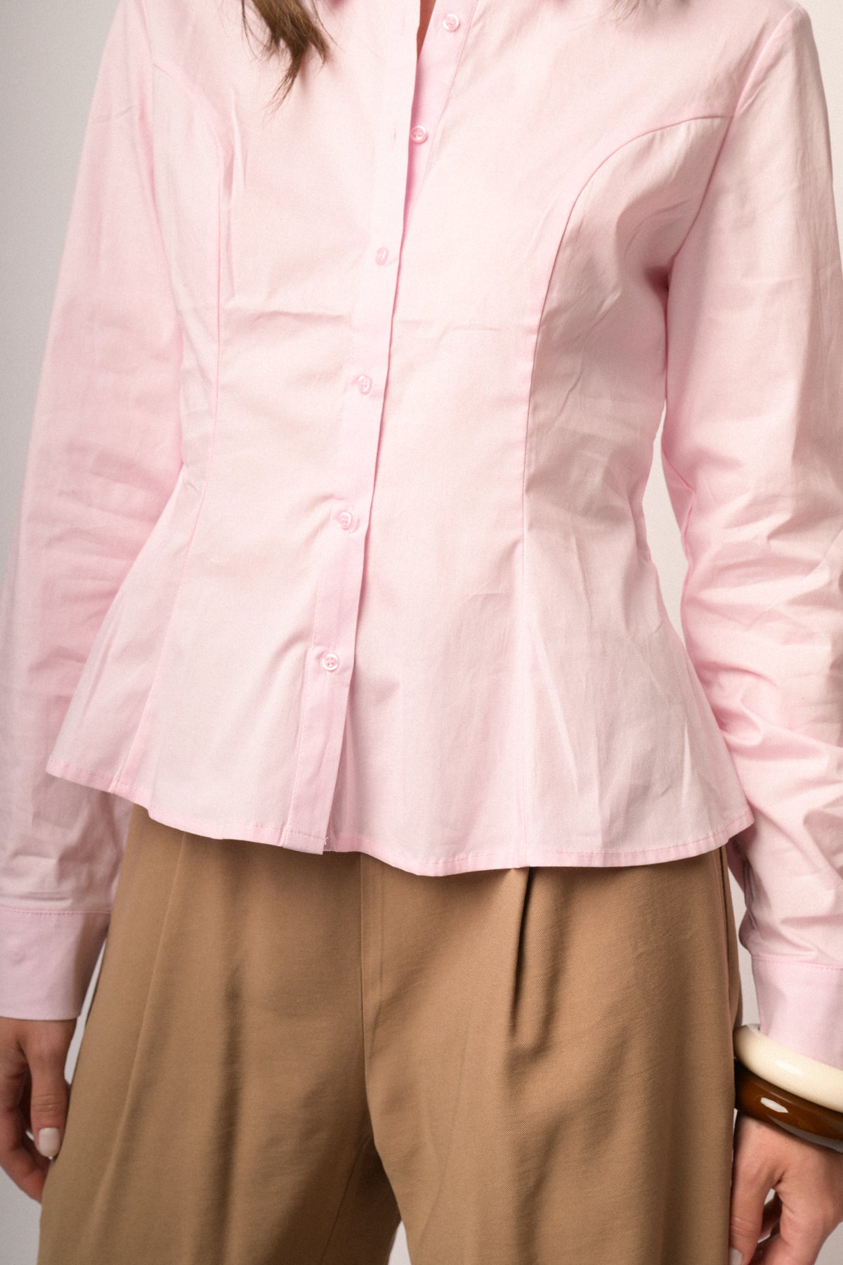 Camisa rosa con botones frontales y bolsillo en el pecho