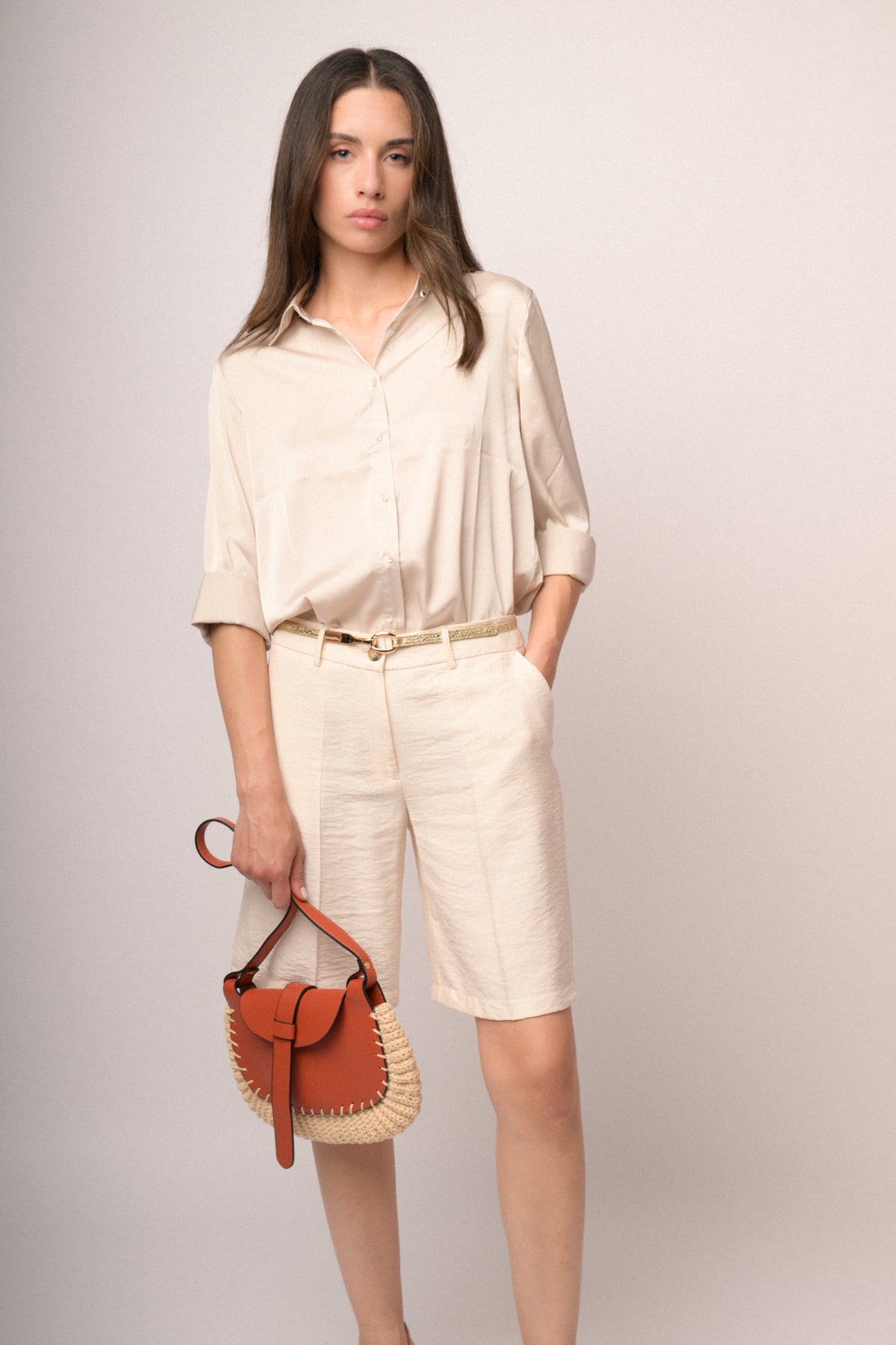 Camisa satinada beige con cuello camisero y botones al frente