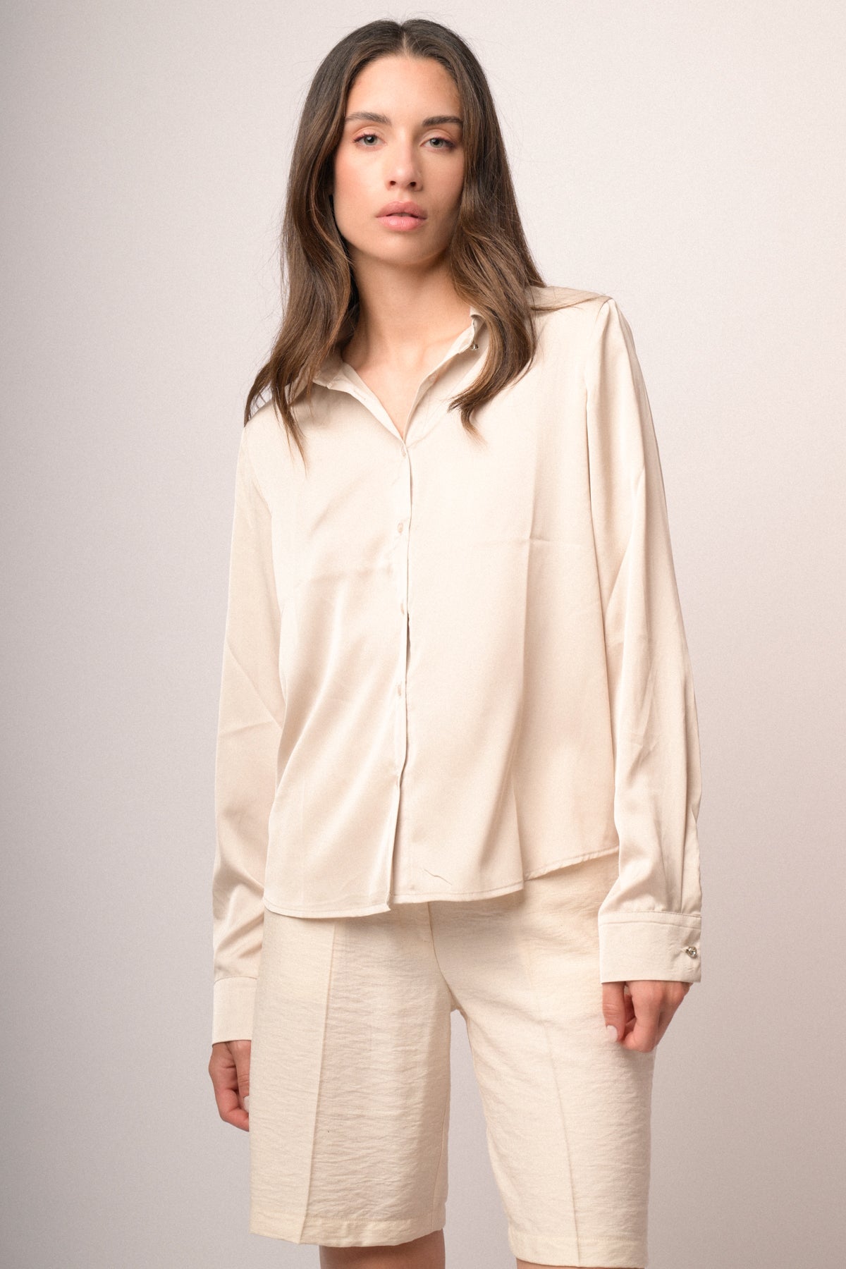 Camisa satinada beige de manga abullonada y cierre con botones delanteros