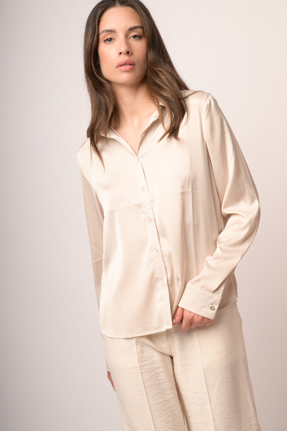 Camisa satinada beige con botones frontales y puños abotonados
