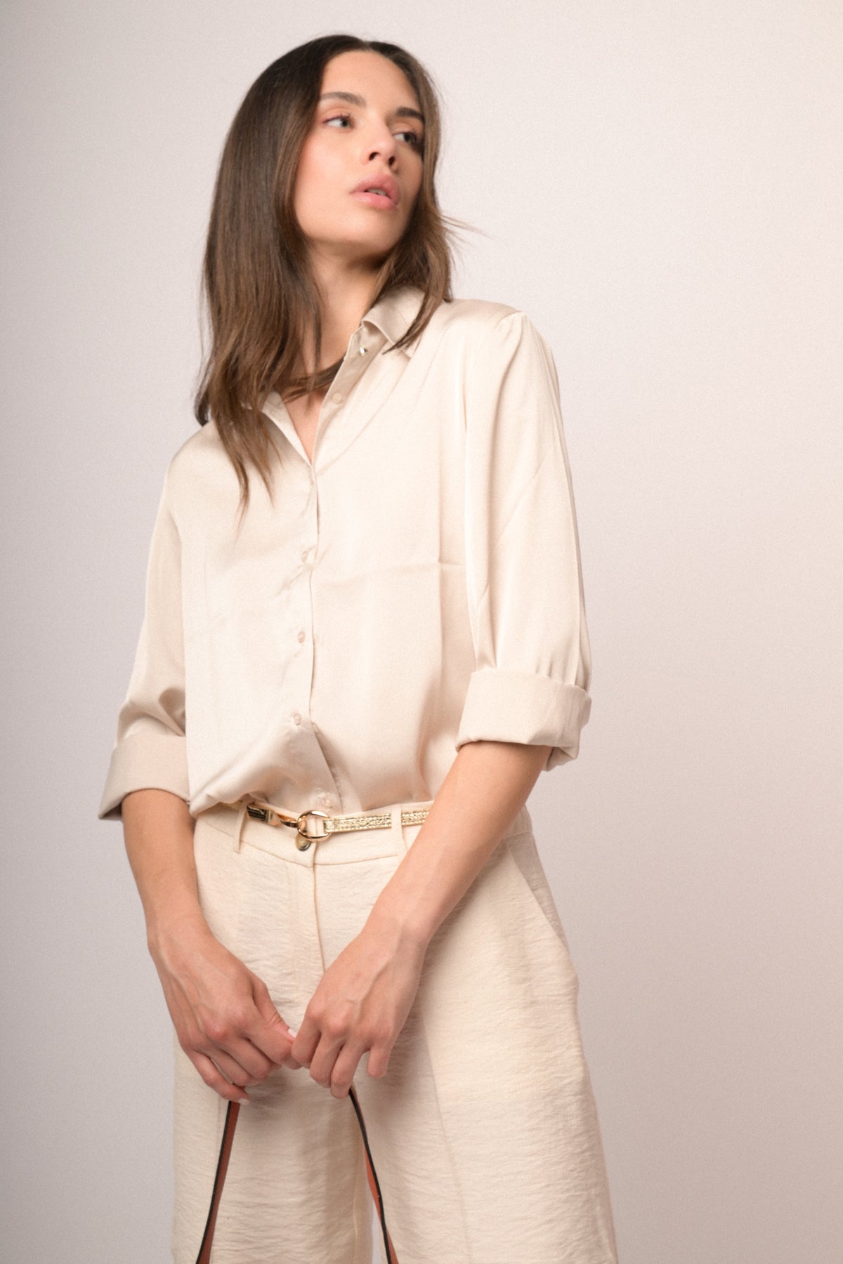 Camisa satinada beige con botonadura frontal y manga tres cuartos abullonada