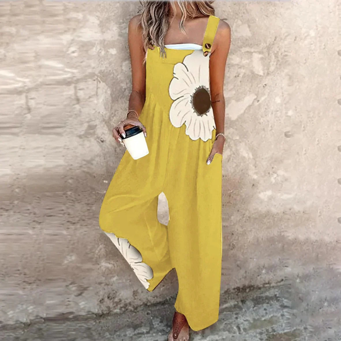 Mono sin mangas amarillo mostaza con flores blancas grandes y broche en el tirante