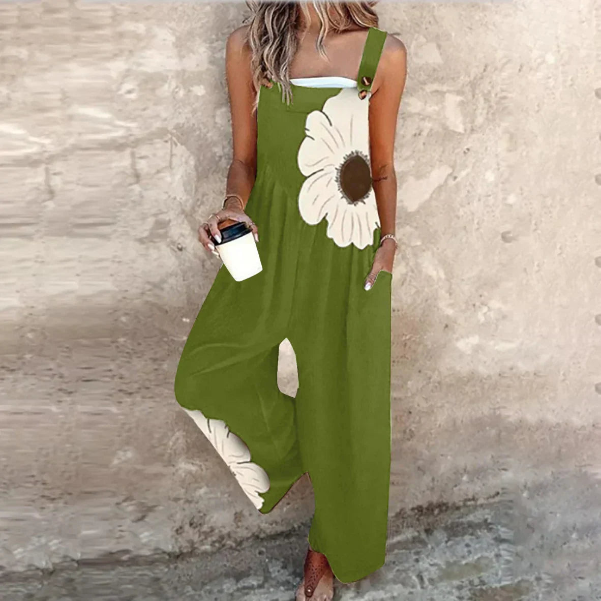 Mono sin mangas verde con flores blancas grandes y broche en el tirante