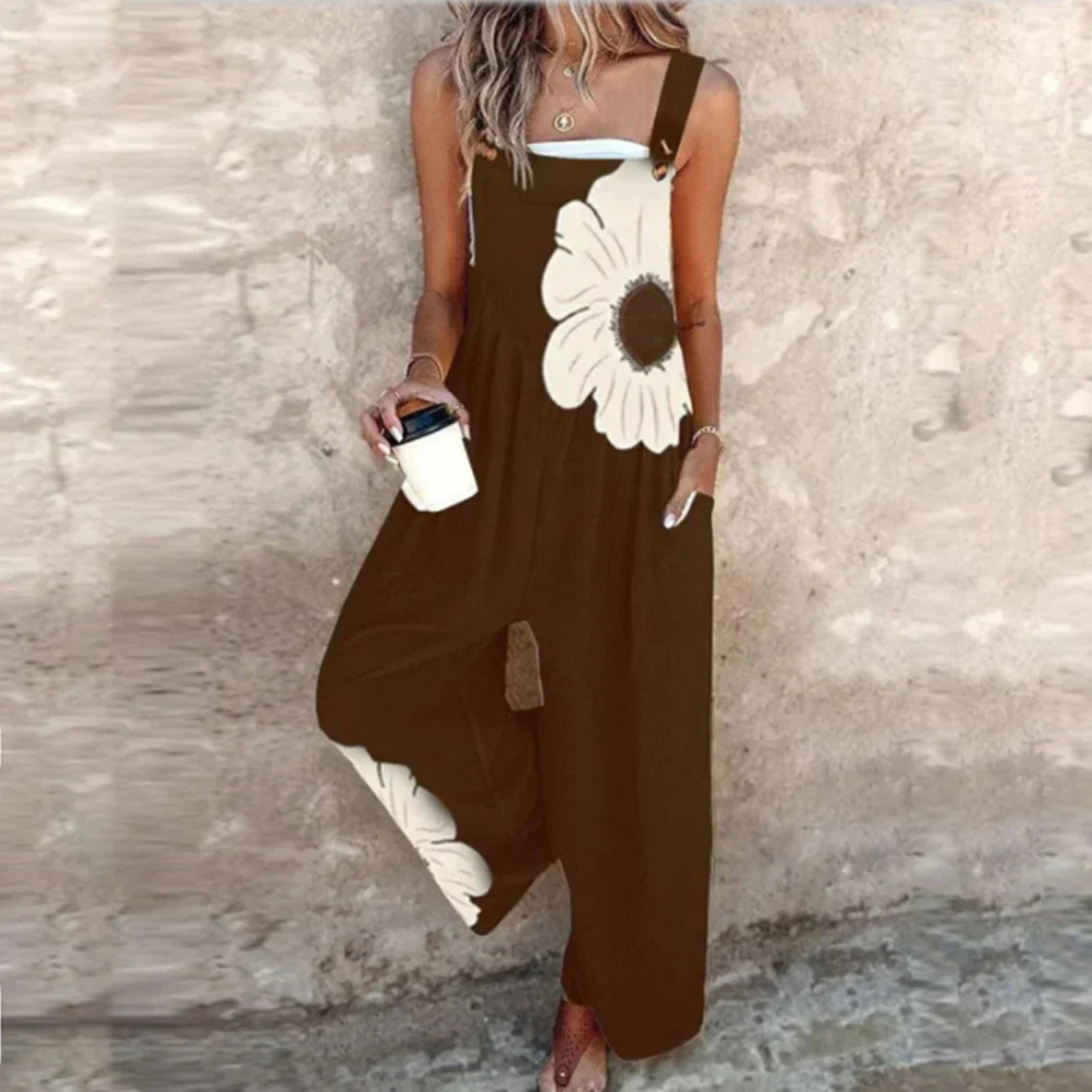 Mono sin mangas marrón con flores blancas grandes y broche en el tirante