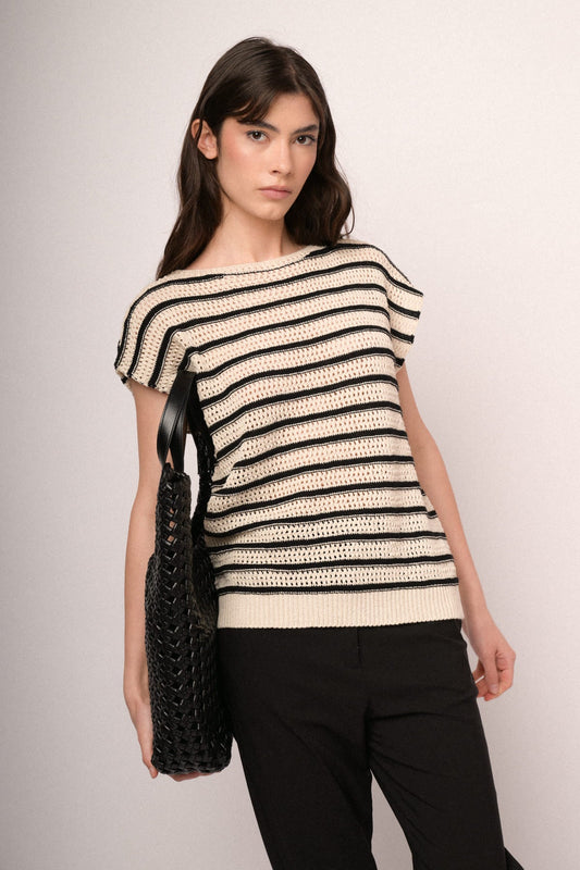 Top de punto crochet a rayas horizontales negro y marfil, manga corta y cuello redondo