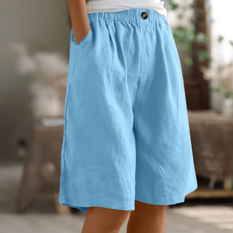 Pantalón corto de algodón celeste, cintura elástica con botón, pierna recta a la rodilla