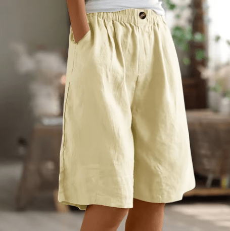 Pantalón corto de algodón beige, cintura elástica con botón, costuras laterales visibles