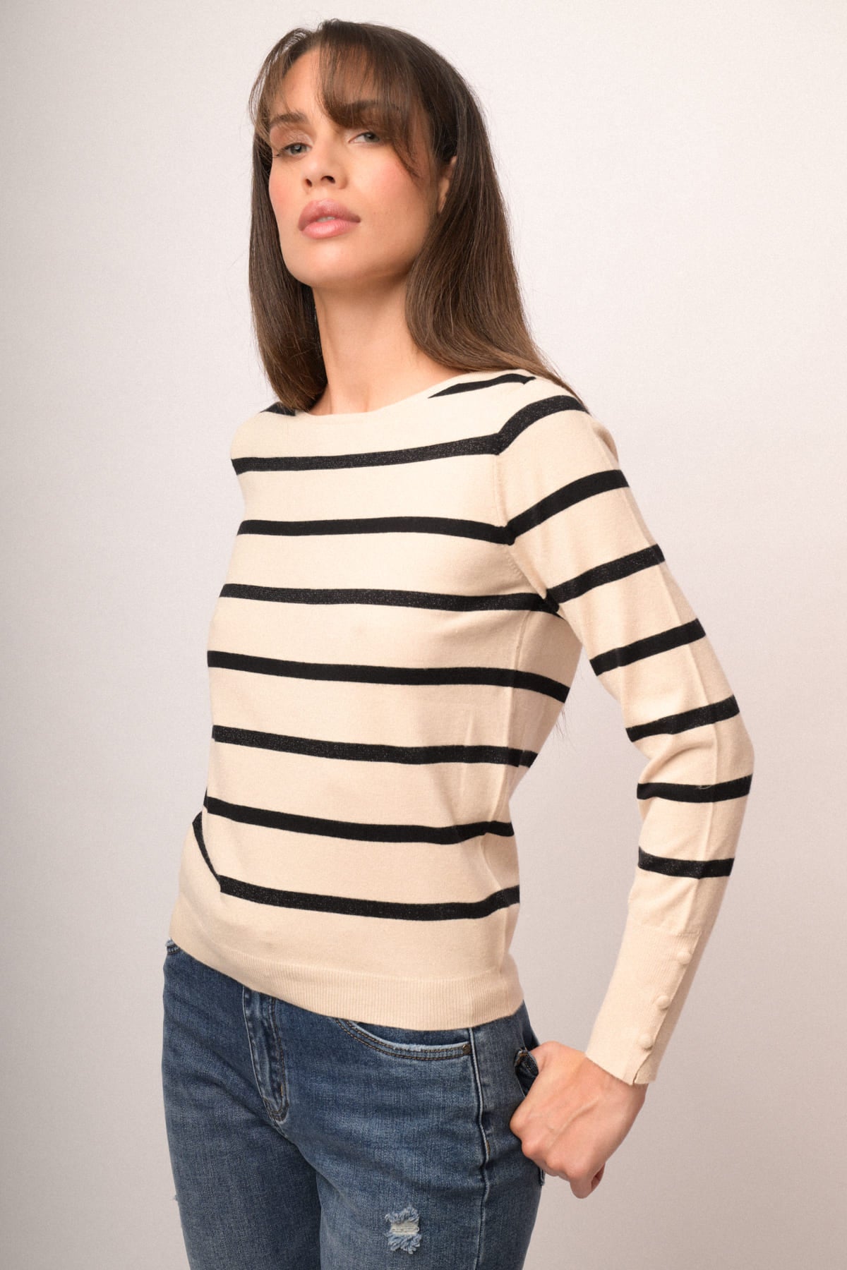 Jersey beige con rayas negras y cuello redondo, manga larga