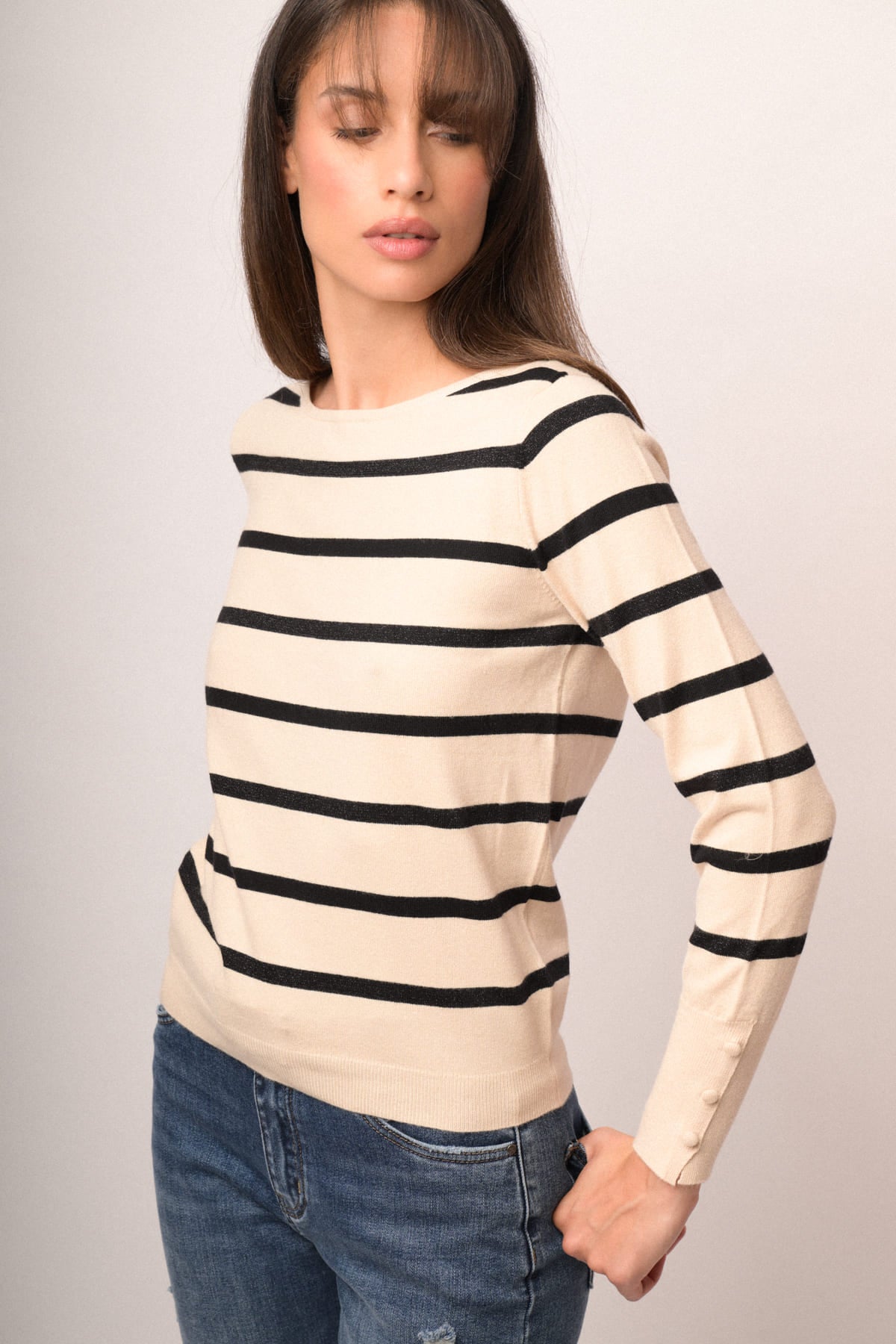 Jersey beige con rayas negras horizontales y cuello redondo, manga larga
