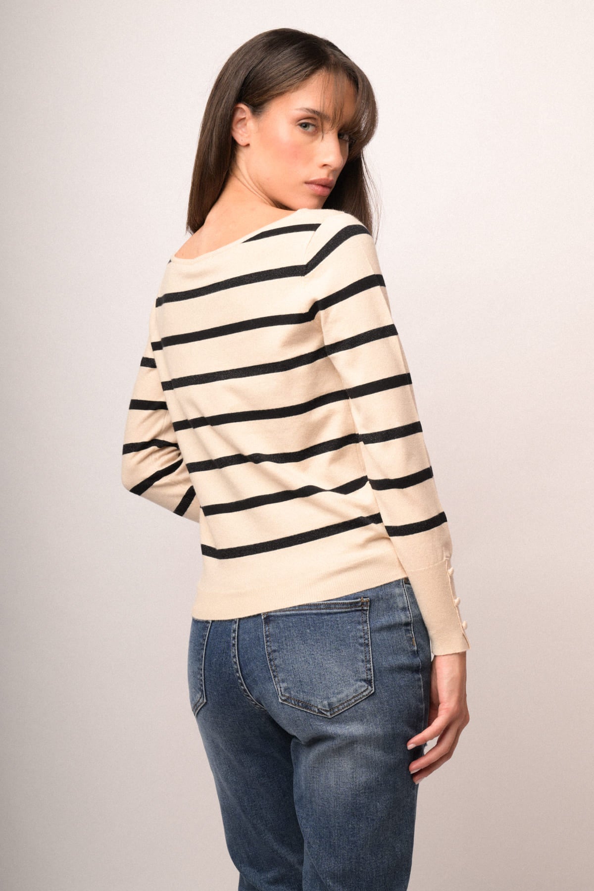 Jersey con rayas horizontales negro y beige, cuello redondo, manga larga