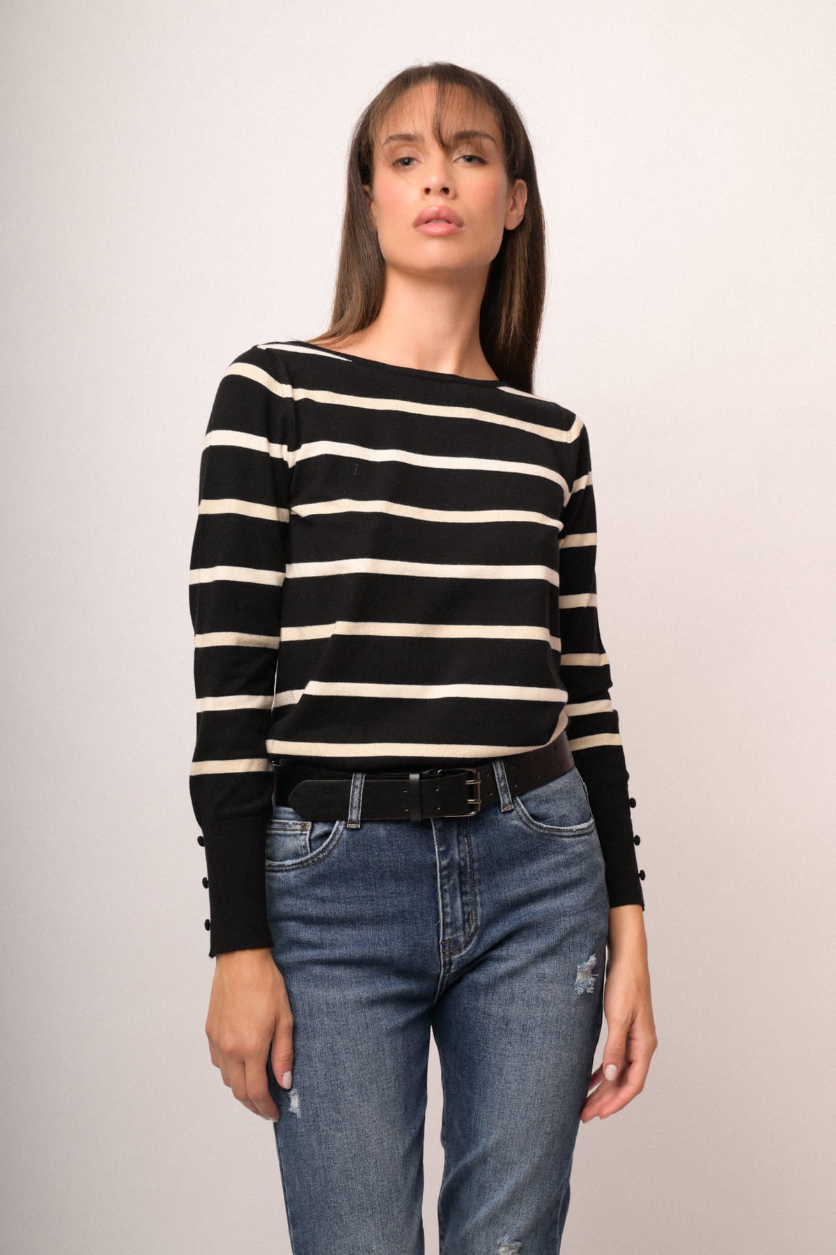 Jersey de punto a rayas horizontales negro con cuello redondo y mangas largas
