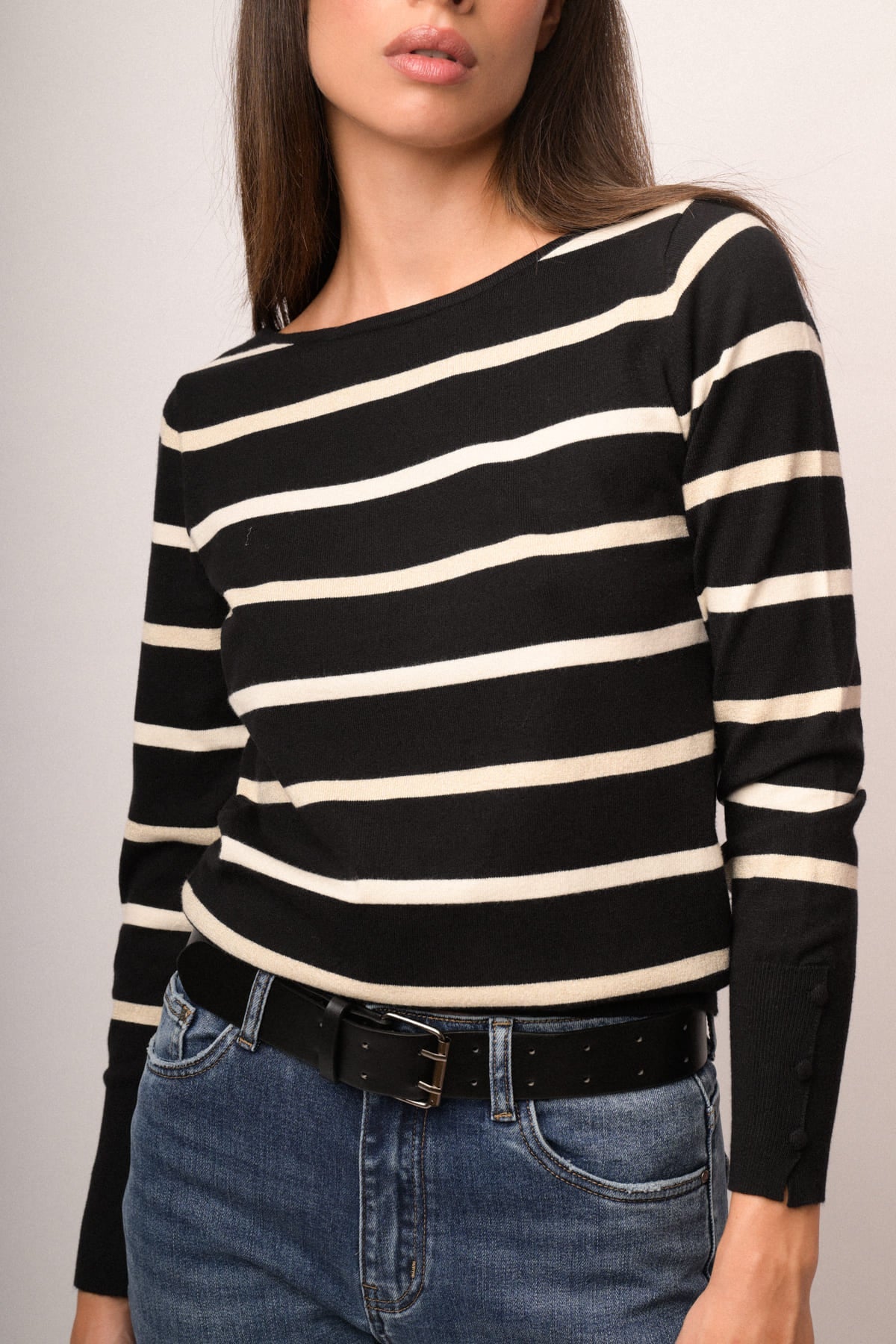 Jersey de rayas horizontales con cuello redondo negro y crema, manga larga