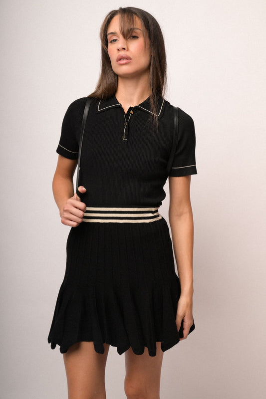 Vestido tipo jersey negro con cuello y ribetes beige, cremallera corta