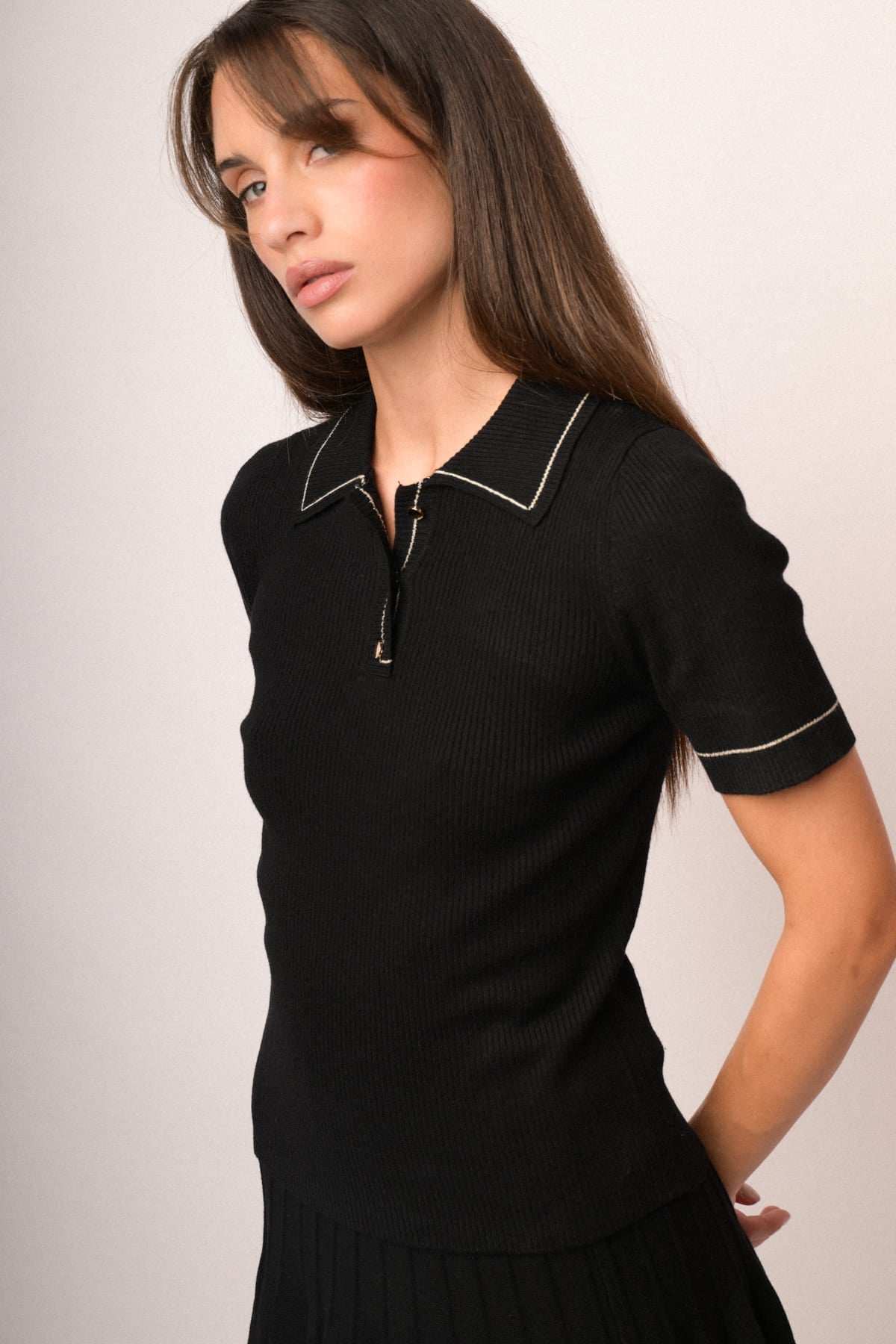 Vestido tipo jersey negro con cuello de contraste beige y manga corta