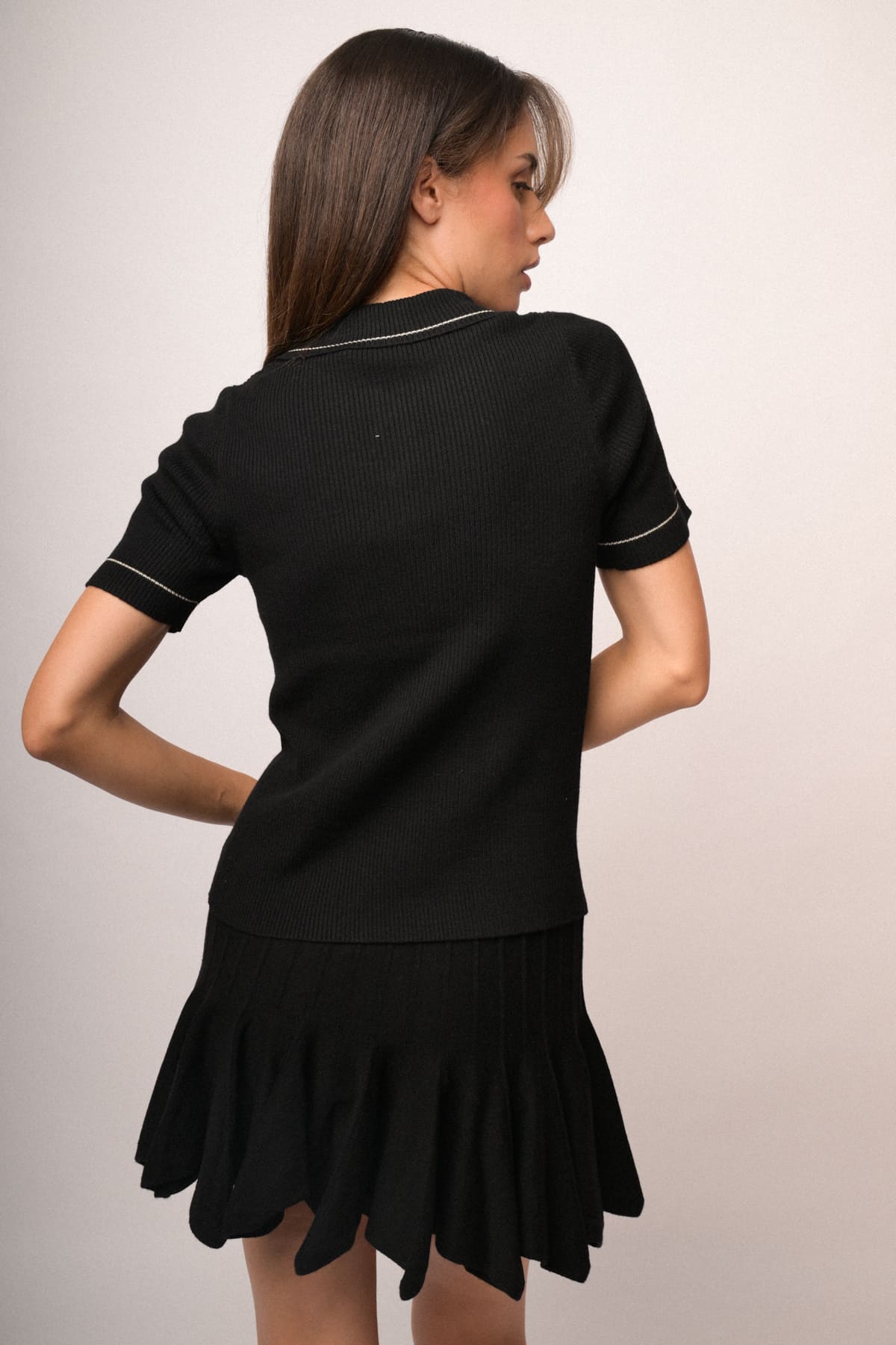 Vestido tipo jersey negro con espalda lisa y falda acampanada