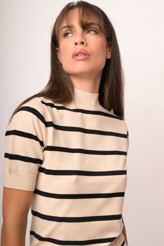 Jersey de cuello alto de punto beige con rayas negras y manga corta
