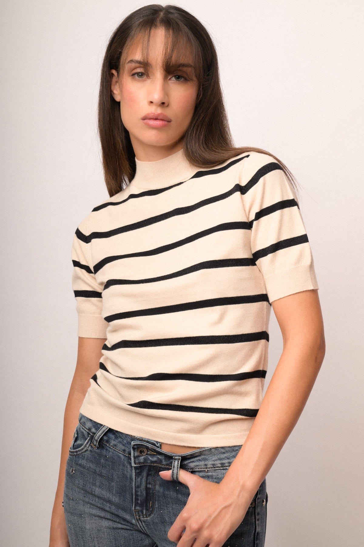 Jersey de cuello alto beige con rayas negras, manga corta, ajuste recto